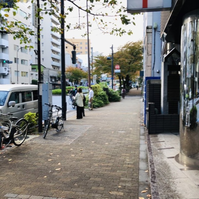 岩崎ビル　ビル前面道路