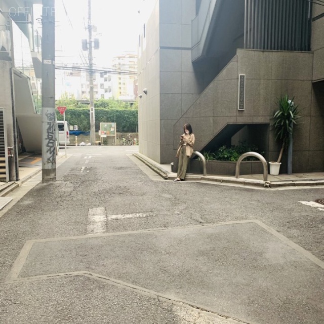 西牧ビル ビル前面道路