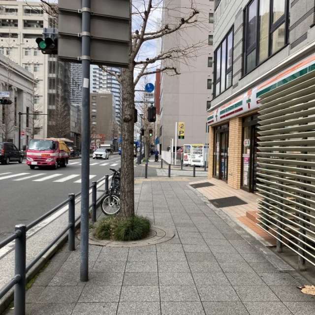 西田ビル 前面歩道