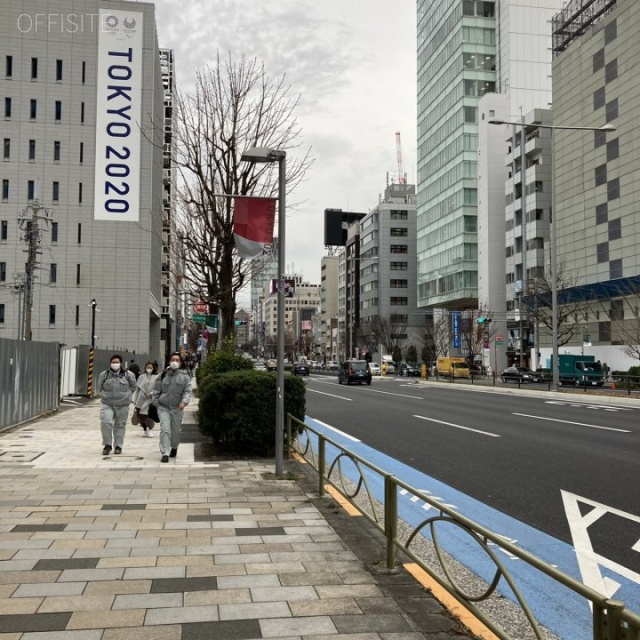 クローバー南青山ビル ビル前面道路