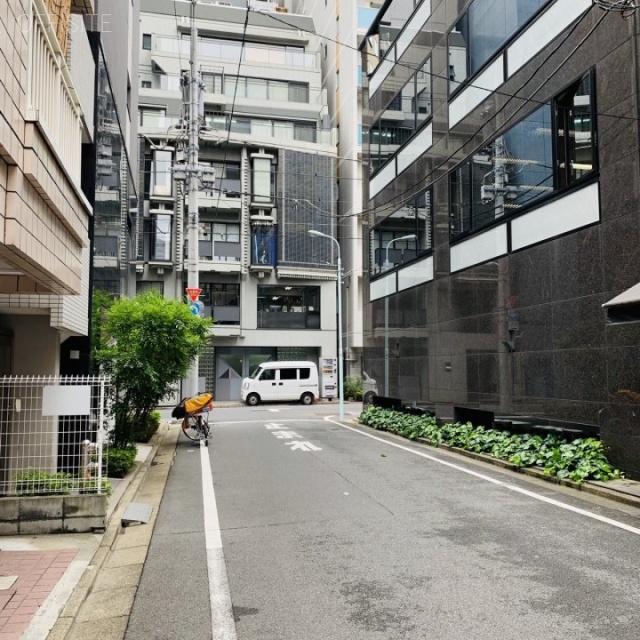 新幸ビル ビル前面道路