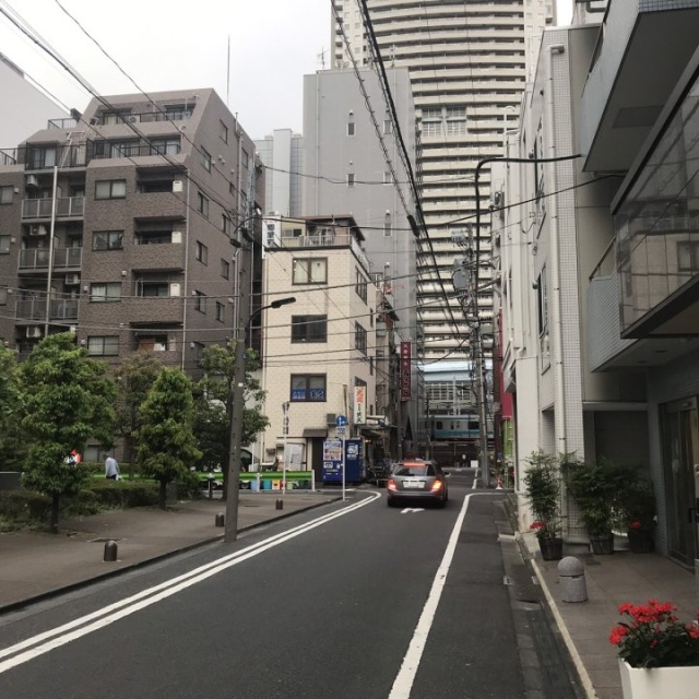 第2大出ビル ビル前面道路