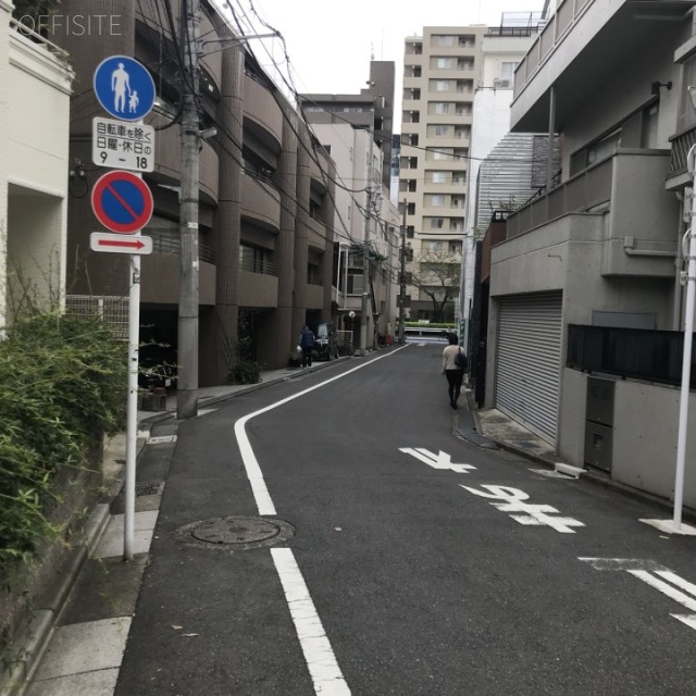 フルール広尾 ビル前面道路