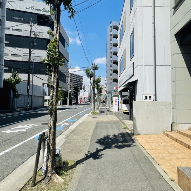 富士工名駅ビル 前面歩道