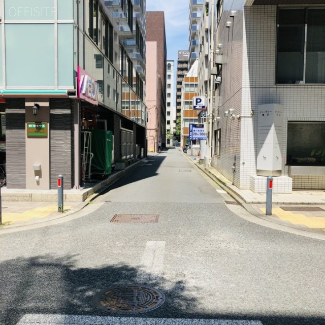 ナインティー横浜ビル ビル前面道路