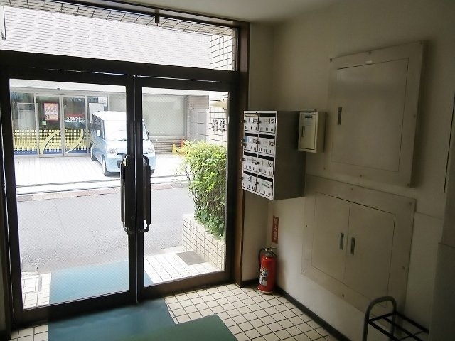 稲葉ビル エントランス