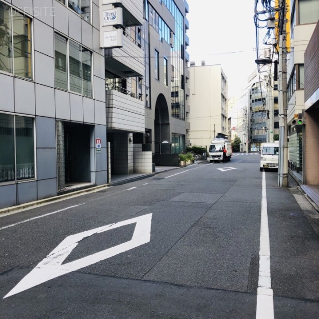 アチェロビル ビル前面道路