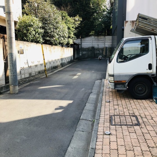 篠田ビル ビル前面道路