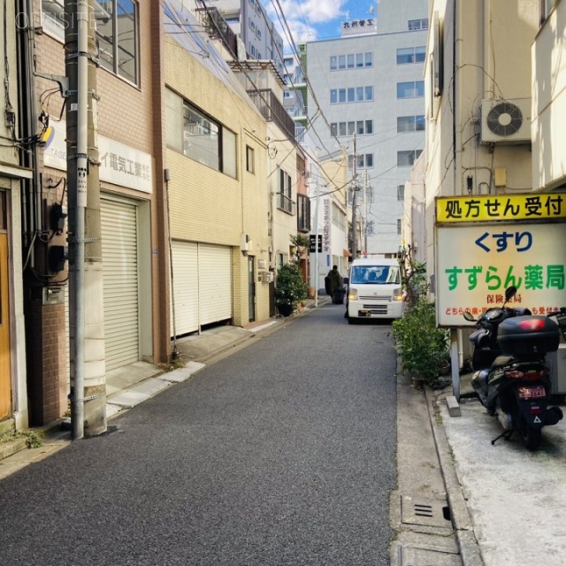 岡村ビル ビル前面道路