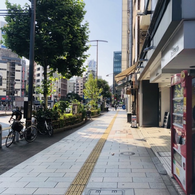 日本分譲住宅会館 ビル前面道路