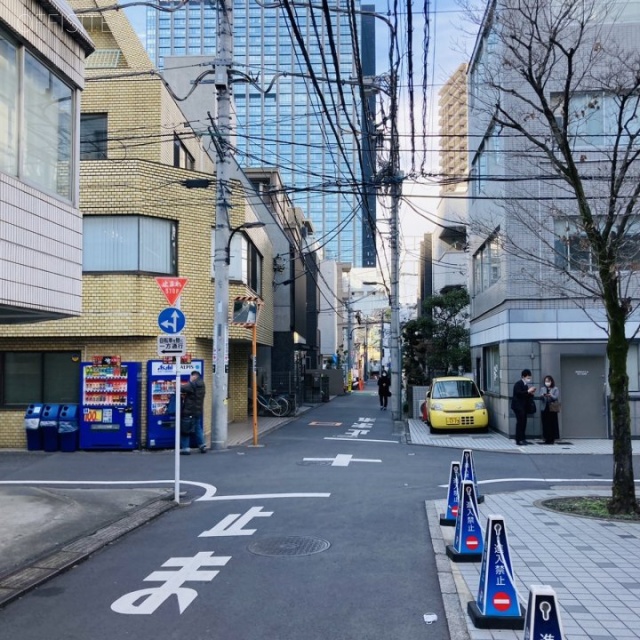 Daiwa新宿ウエストビル ビル前面道路