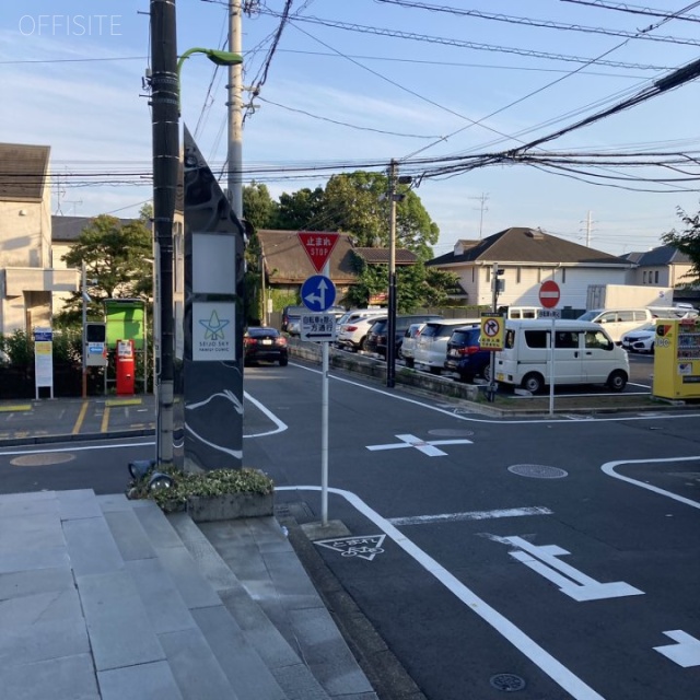 サンク成城 ビル前面道路