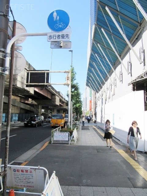 ユーエムビル ビル前面道路