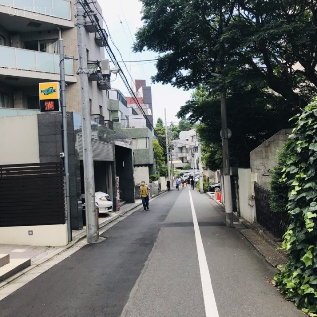 ES原宿ビル ビル前面道路