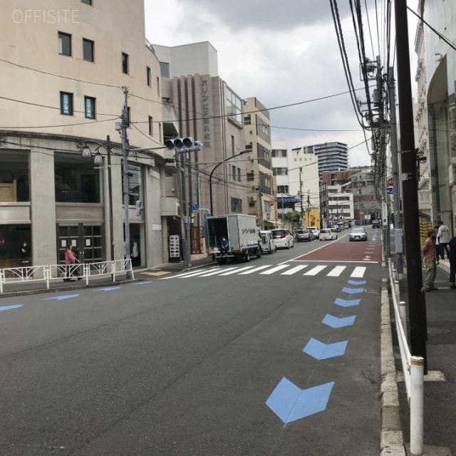 MF神宮前 ビル前面道路