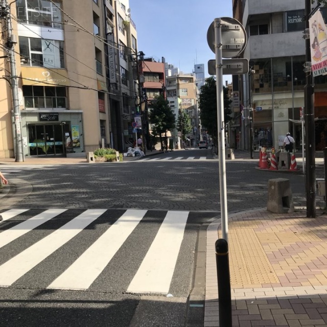 リバーレ麻布十番 ビル前面道路