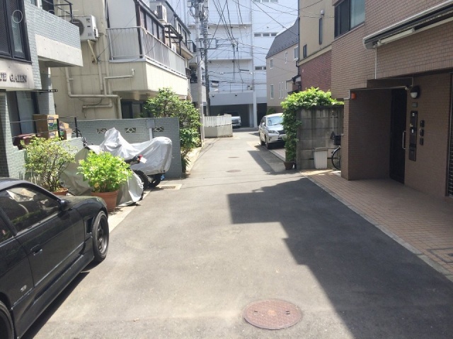 アルファ千駄ヶ谷 ビル前面道路