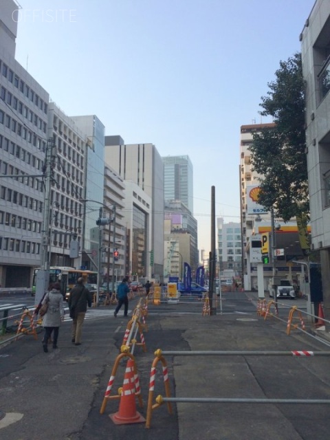 新宿明治通りビル ビル前面道路