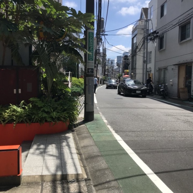 2WAY WORLD ビル前面道路