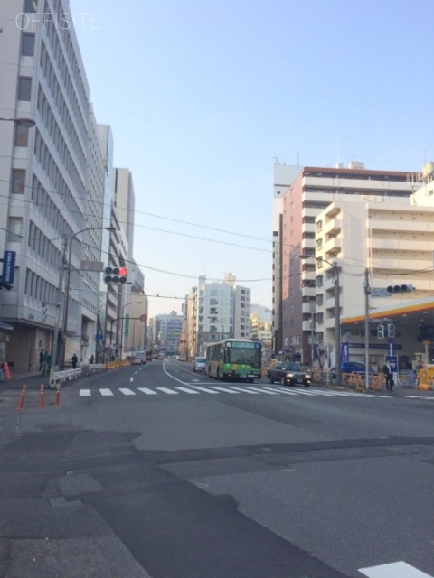 新宿明治通りビル ビル前面道路