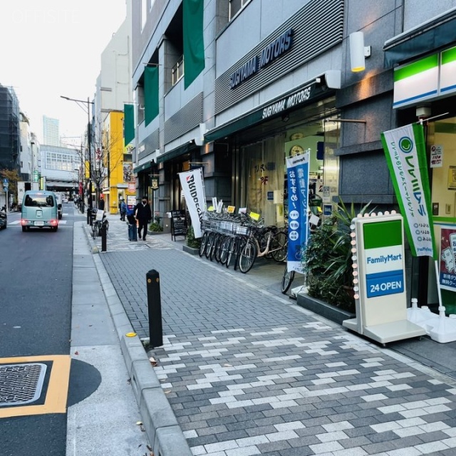 クアトロ室町ビル 前面歩道