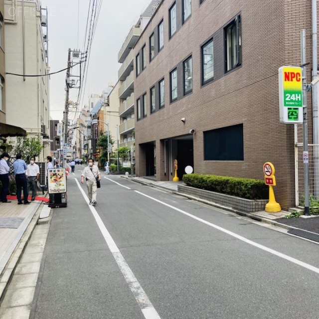 一松ビル本館 ビル前面道路