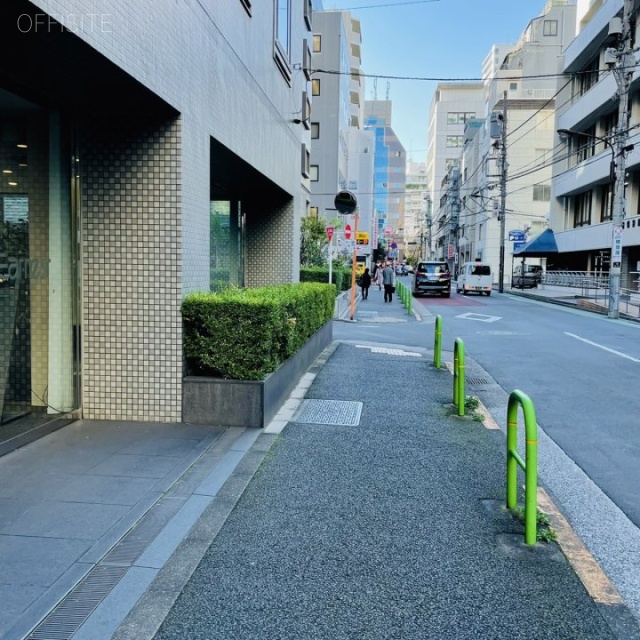 ラウンドクロス三田 ビル前面道路