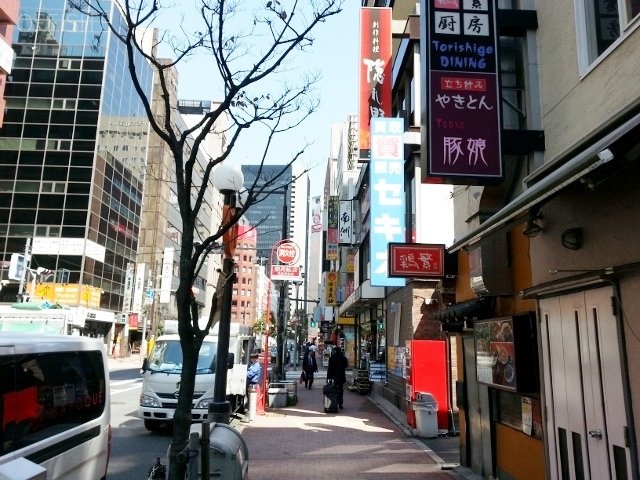 新橋萬楽庵ビルⅡ ビル前面道路