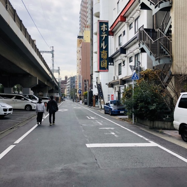 αNEXT大森海岸 ビル前面道路