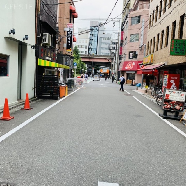 晴花ビル ビル前面道路