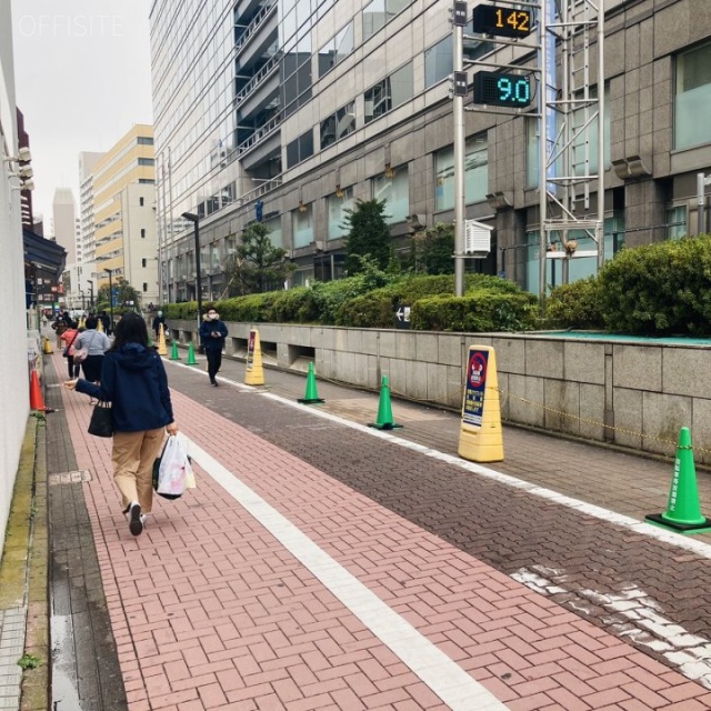 明治安田生命蒲田駅前ビル ビル前面道路