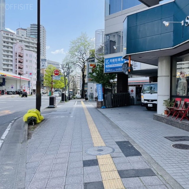 フライハイトビル 前面歩道