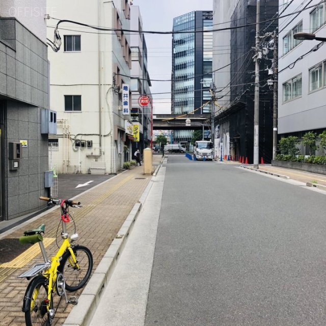 上西ビル ビル前面道路