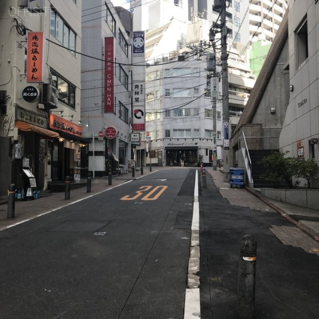 渋谷アサヒビル ビル前面道路