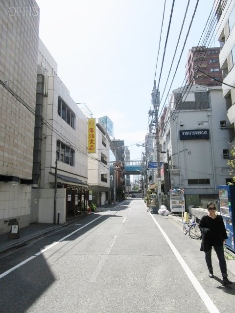 永都ビル西麻布 ビル前面道路
