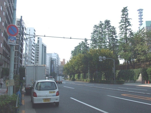 新日本市ヶ谷ビル ビル前面道路