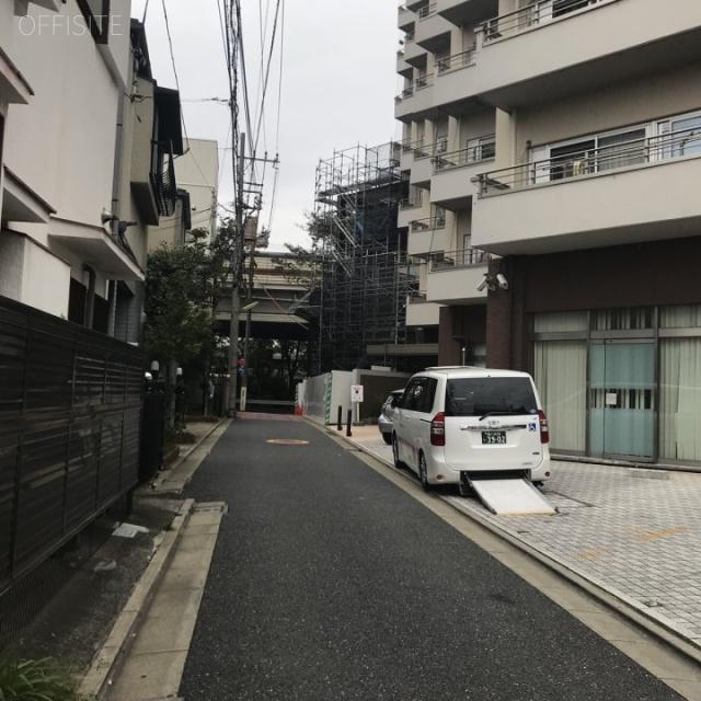 古河松原マンション ビル前面道路