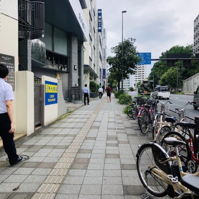 三田マルハチビル ビル前面道路