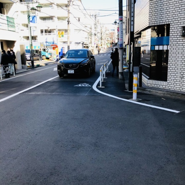 ウェルスクエアイズム千駄ヶ谷 ビル前面道路