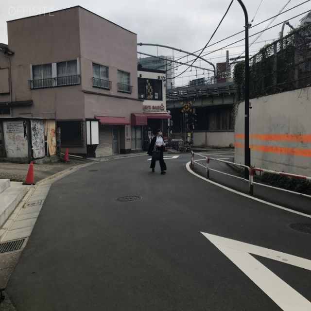 第一シルバービル ビル前面道路