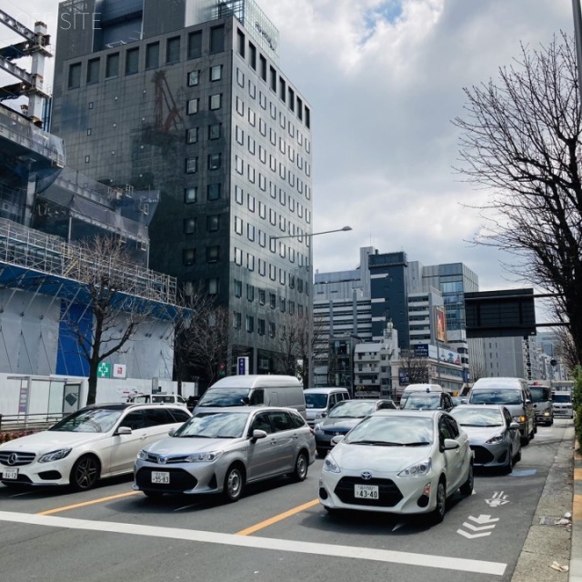 日新青山ビル ビル前面道路