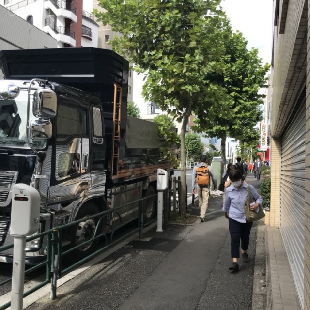 中村ビル　ビル前面道路