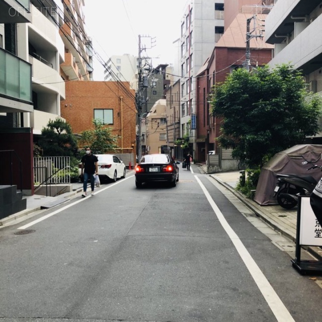 クロ・ド・アッシュ ビル前面道路