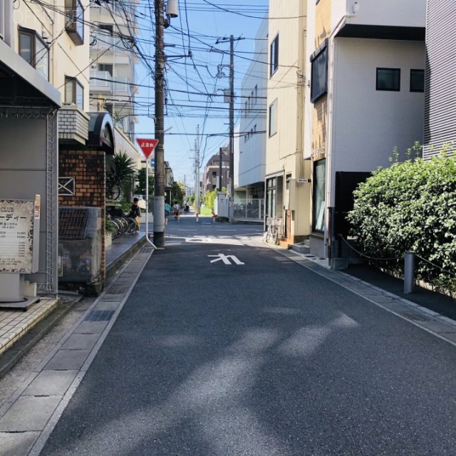 リンドール本八幡 ビル前面道路