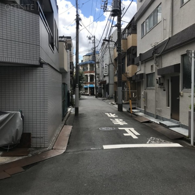 サンドゥエルオカダ　ビル前面道路