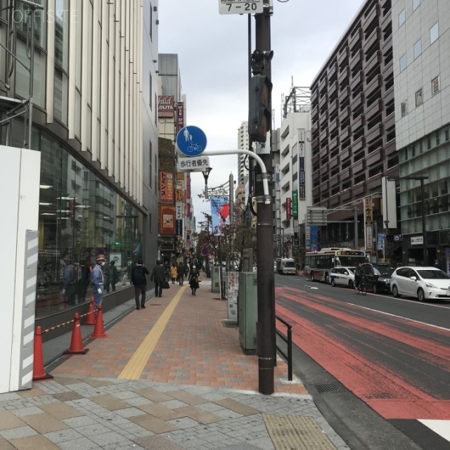オーガード新宿 ビル前面道路