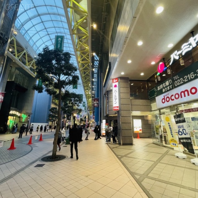 DATE ONEビル　前面クリスロード