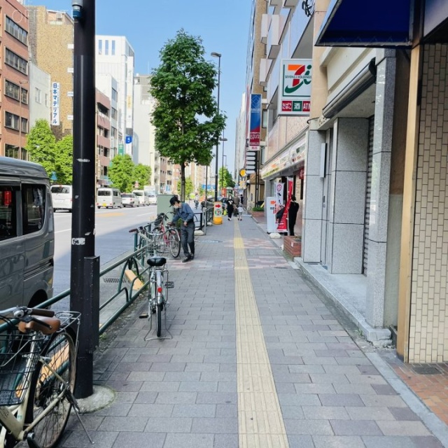 青柳ビル ビル前面道路