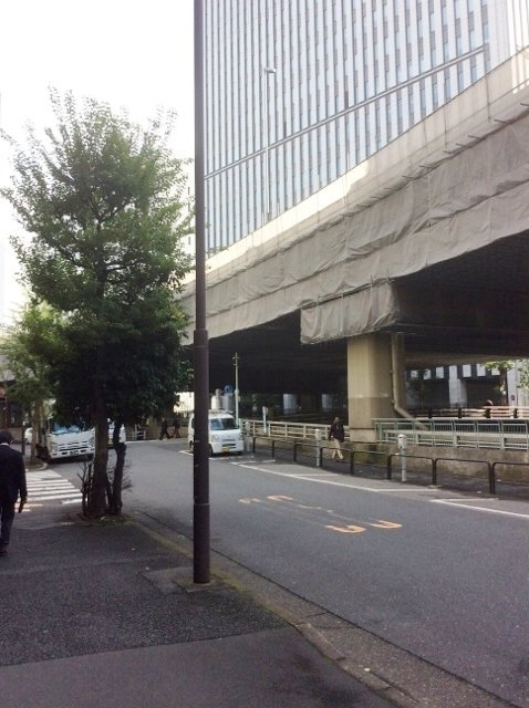 新聞之新聞ビル　ビル周辺道路