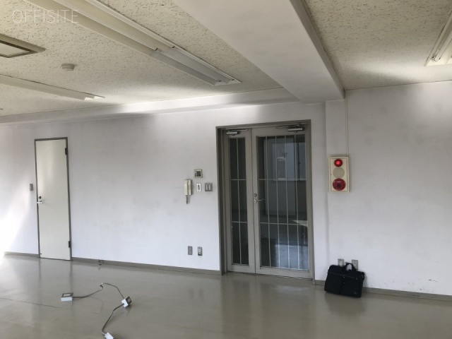 代地田中ビル 8階 21.05坪　8階 貸室入口